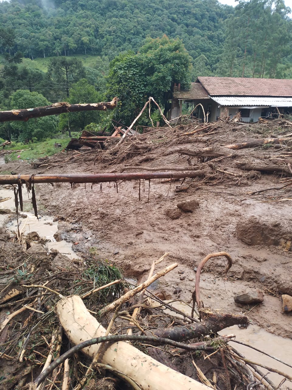 Enxurrada causa deslizamento de terra e destruição em Itaiópolis