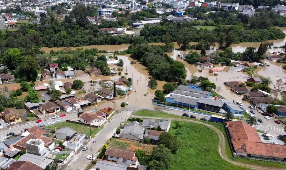 ​Nível do rio Negro atinge 10 metros e a situação continua crítica em Rio Negro