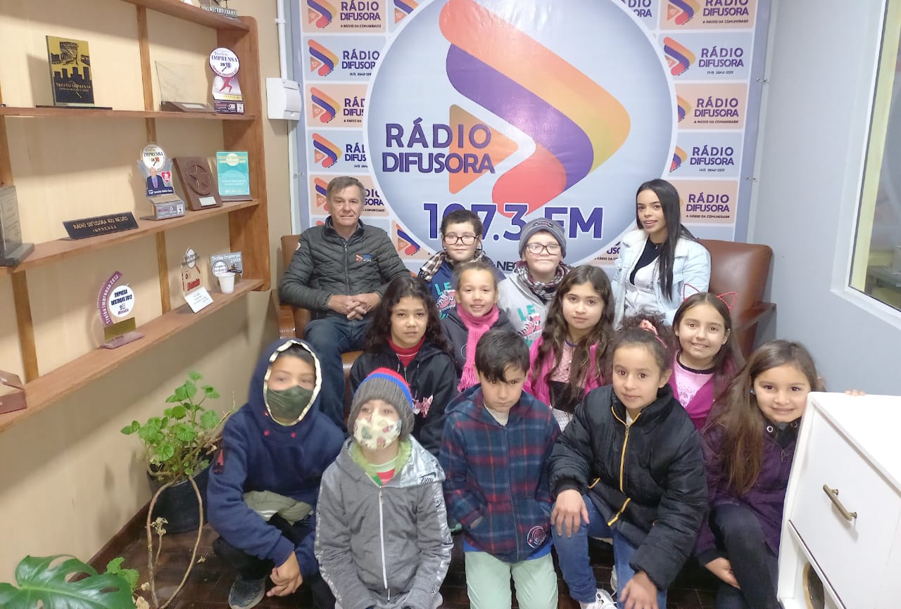 Alunos da Escola Municipal Eraldo Germano Plautz visitaram a Rádio Difusora